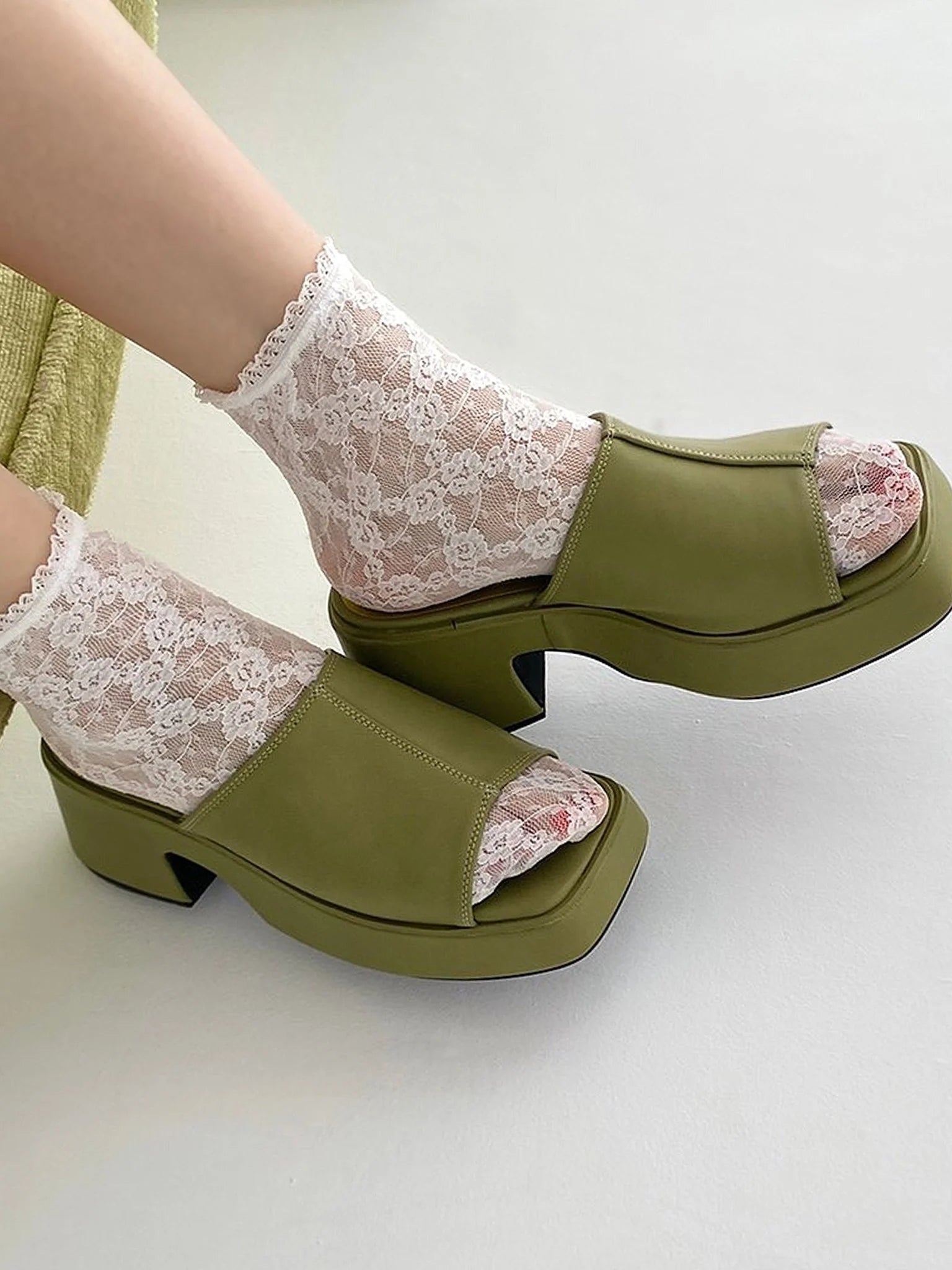 Rose Buds Lace Anklet Socks